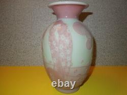 Fenton Art Glass Vase Dog and Dame #80/325 Sandcarved Vase by Murphy & Bomkamp