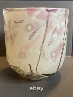 Isle of Wight Flower Garden Glass vase designed by Elizabeth & Michael Harris Isle of Wight Flower Garden Glass vase designed by Elizabeth & Michael Harris