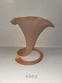 Italian vase matte pink glass Lily shape 70s vintage Chalice flower vase