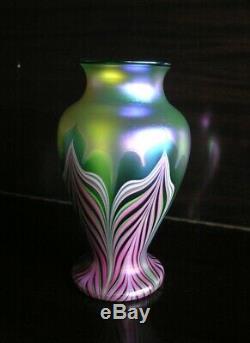 Orient & Flume Lg 11 PINK & GREEN Pulled Feather Iridescent Aurene Vase 1990