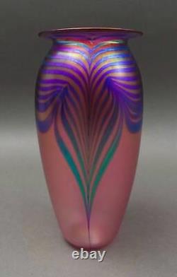 Robert Eickholt 1993 Signed Iridescent Pulled Feather Pink Art Glass Vase 9