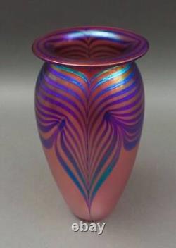 Robert Eickholt 1993 Signed Iridescent Pulled Feather Pink Art Glass Vase 9