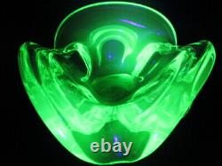 Vibrant Murano art glass fluorescent freeform bowl lime, green & pink c50/60s UV
