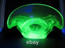 Vibrant Murano art glass fluorescent freeform bowl lime, green & pink c50/60s UV