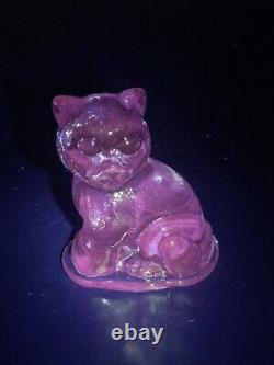 Vintage Neodymium Alexandrite Art Glass Cat Sitting Kitty Selenium GLOWS Pink