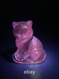 Vintage Neodymium Alexandrite Art Glass Cat Sitting Kitty Selenium GLOWS Pink