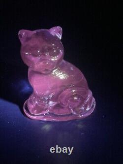 Vintage Neodymium Alexandrite Art Glass Cat Sitting Kitty Selenium GLOWS Pink