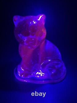 Vintage Neodymium Alexandrite Art Glass Cat Sitting Kitty Selenium GLOWS Pink